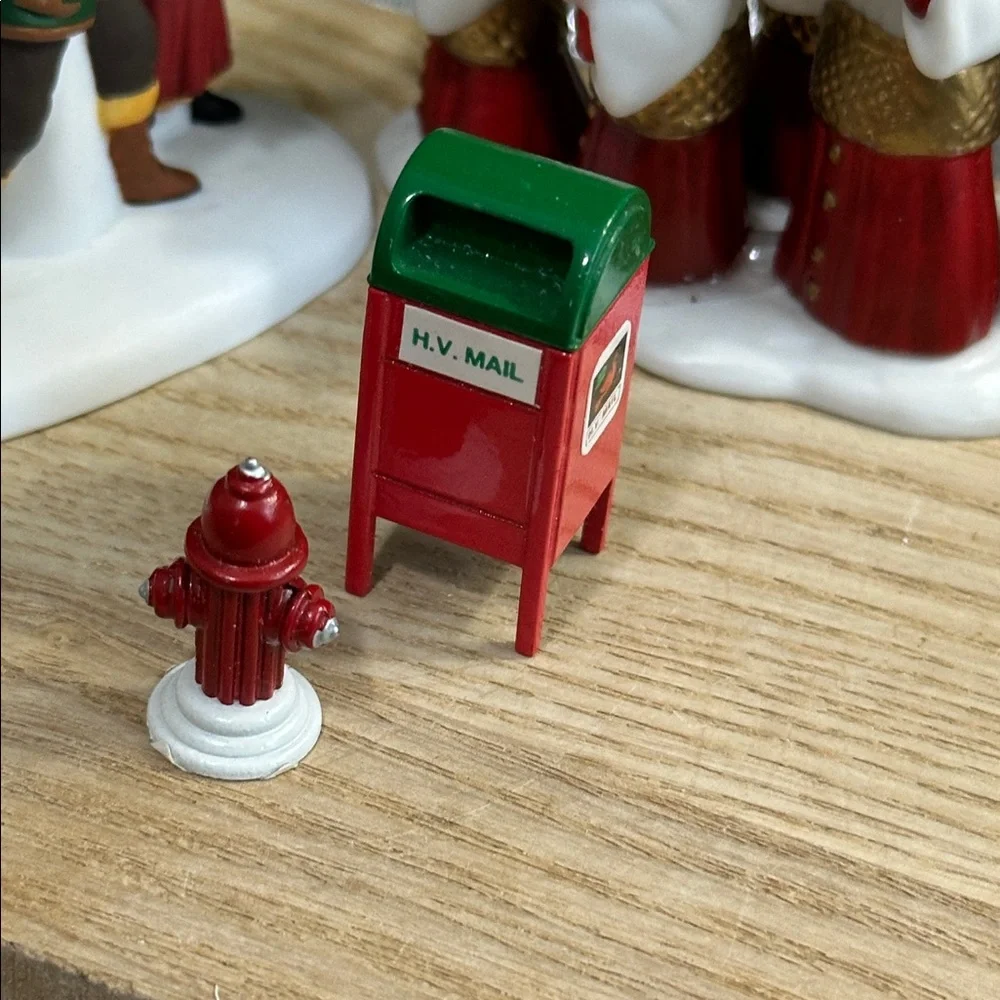 Dept‎ 56 Village Collection The Family Tree, Mail Box/Fire Hydrant, Choirboys